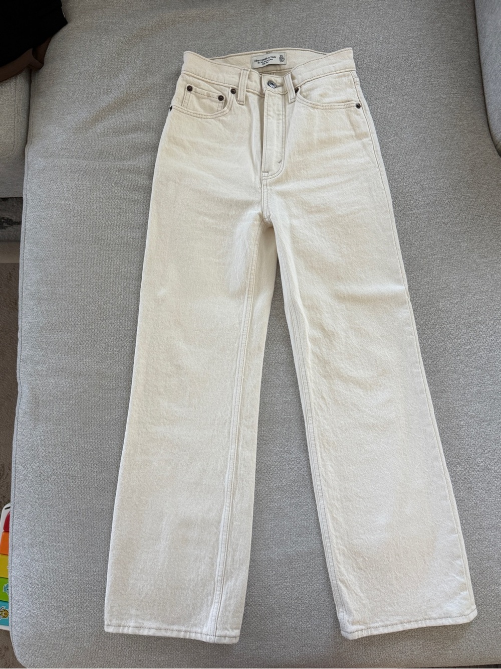 Abercrombie 90’s Relaxed Jean Ecru Size 23